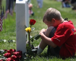Pouvez-vous aller au cimetière avec de jeunes enfants? À quel âge les enfants peuvent-ils être un cimetière?
