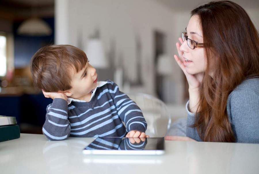 Un enfant de 7 ans sera intéressé à jouer des mots