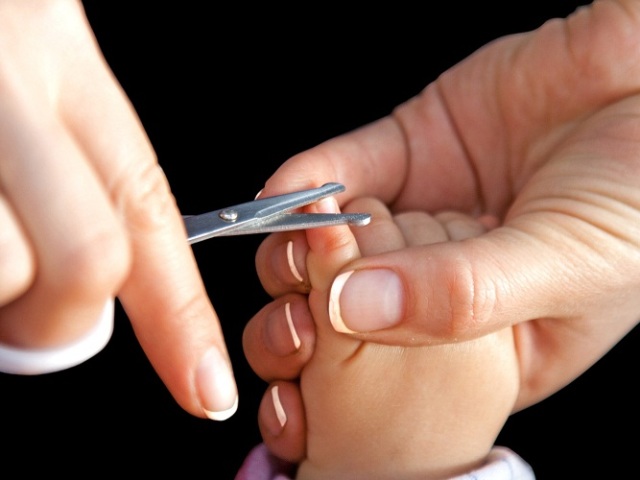 Comment couper les ongles à un nouveau-né? Quand et comment couper correctement les ongles sur les bras et les jambes d'un nouveau-né? À quelle fréquence avez-vous besoin de couper vos ongles à un enfant jusqu'à un an? Est-il possible de vous couper les ongles à un enfant endormi? Que faire pendant les situations d'urgence?