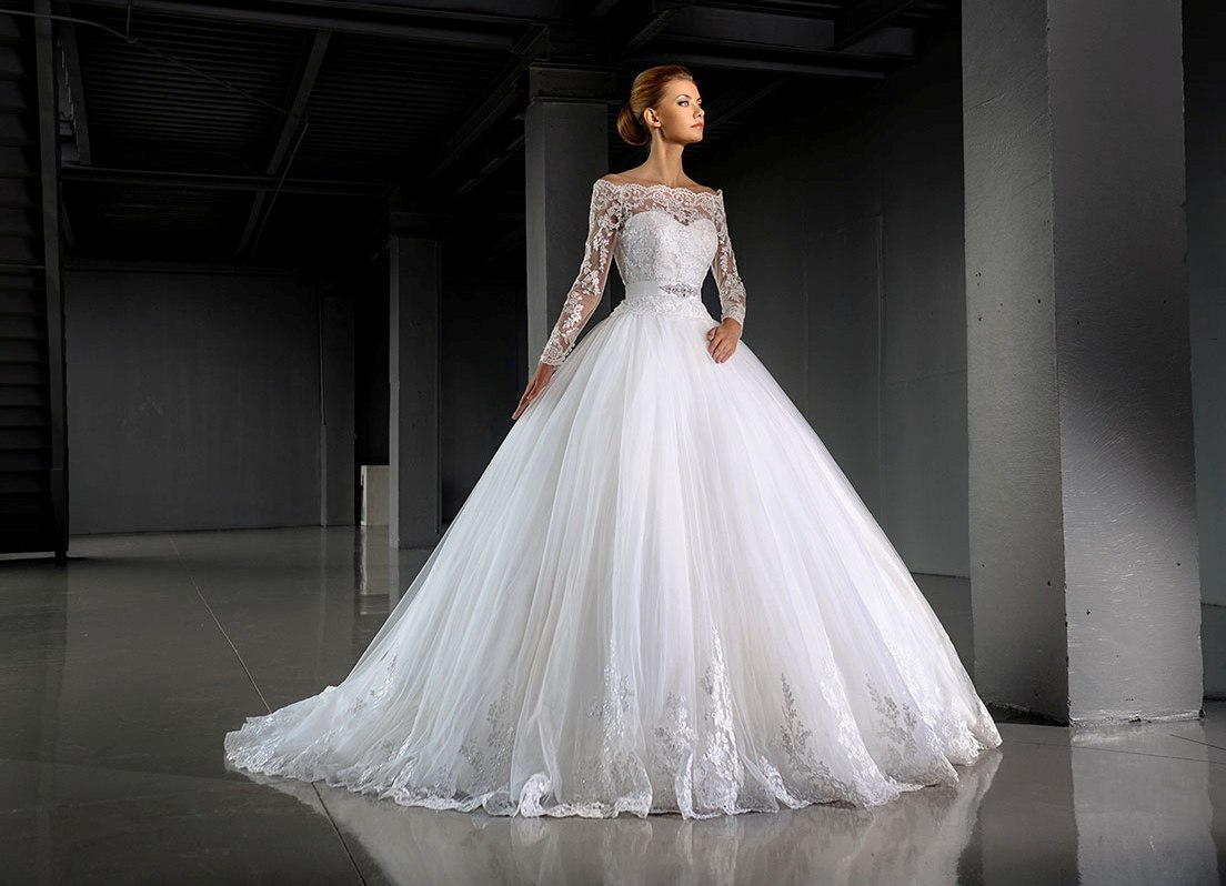 Gaun panjang yang rimbun untuk upacara pernikahan