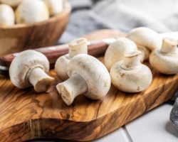 Champignons blackened in the refrigerator, after freezing: can there be?