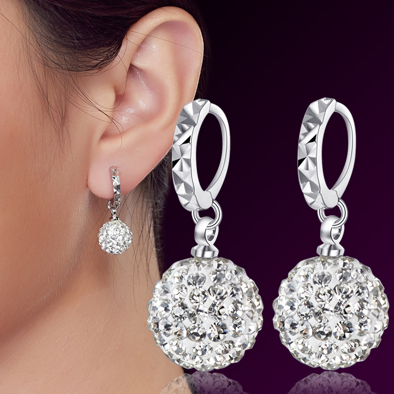 Boucles d'oreilles superbes pour le diamant d'auto-hiver