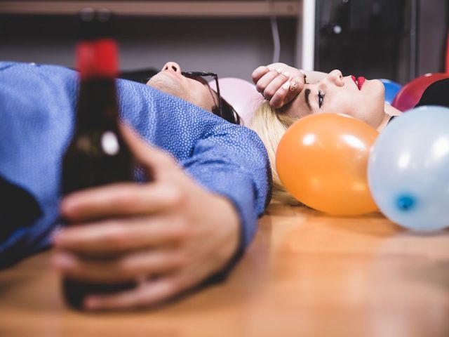 Τι βοηθά αποτελεσματικά από ένα hangover; Το καλύτερο φάρμακο για ένα hangover: Κατάλογος φαρμάκων φαρμάκων και λαϊκών μεθόδων, κριτικών, συστάσεων