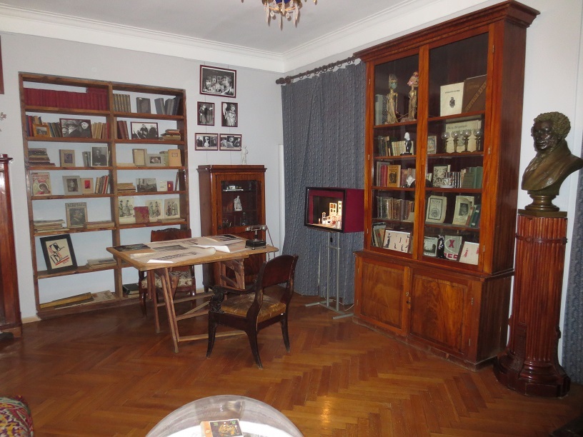 Book Shelves - an indispensable attribute of any creative museum apartment