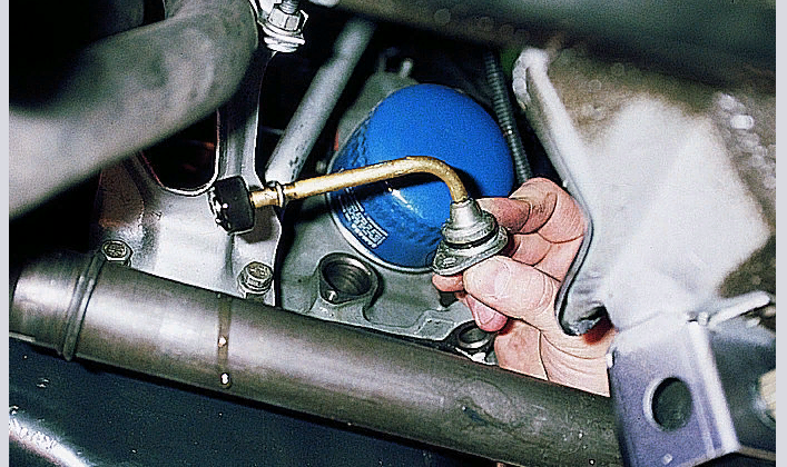 Oil fluid level sensor in the engine