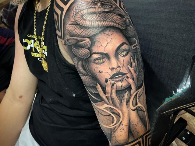 Cosa significa il tatuaggio di Gorgon per ragazze, uomini e donne? Gorgon Medusa Tattoo: posizione, varietà, schizzi, foto Quali tatuaggi sono combinati con un tatuaggio di gelatine Gorgon?