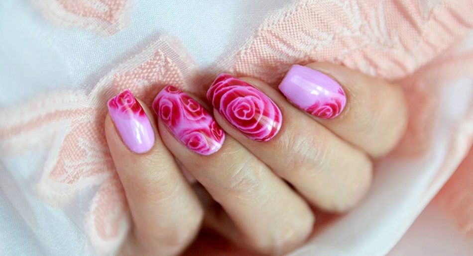 Manicure affascinante con rose sul bagnato