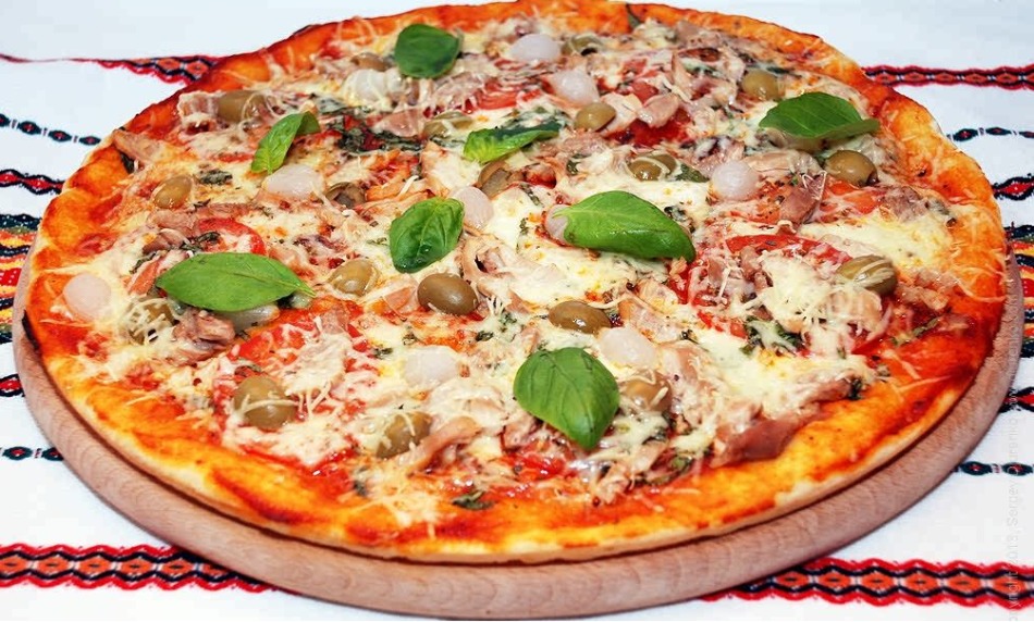 Option for serving finished pizza with chicken