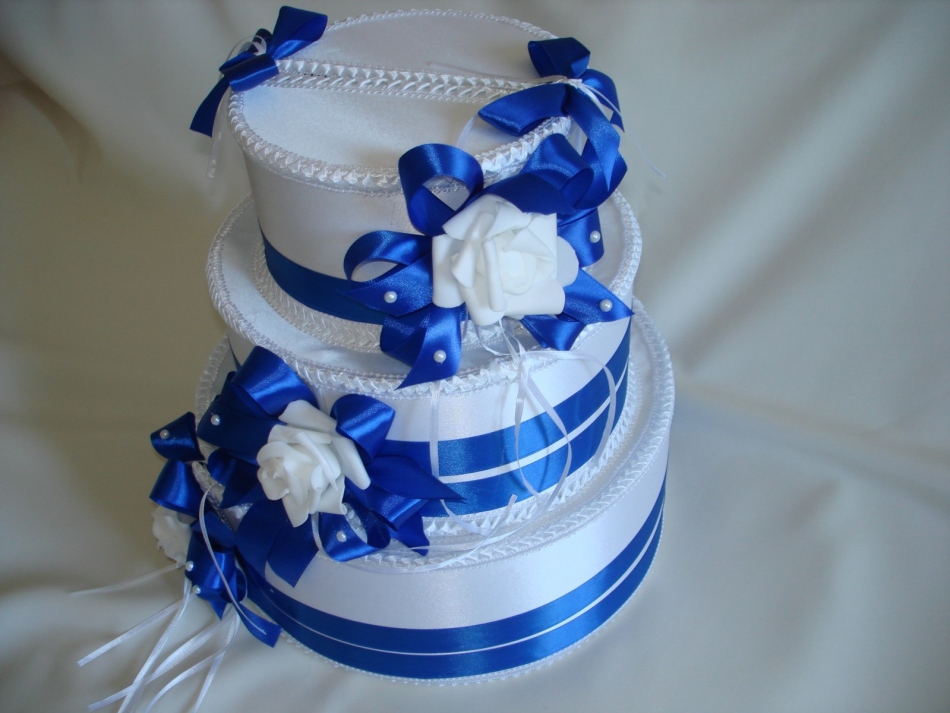 Казна для денег в виде праздничного торта, украшенная синими лентами