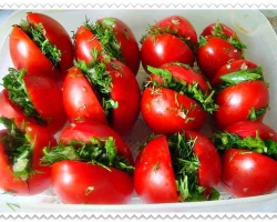 Tomates farcies avec des herbes: 2 meilleures recettes de pas avec des ingrédients détaillés