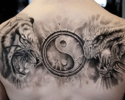 Tatouage yin-yang pour hommes et femmes: idées, croquis, sens, dessins populaires, exemples avec des photos