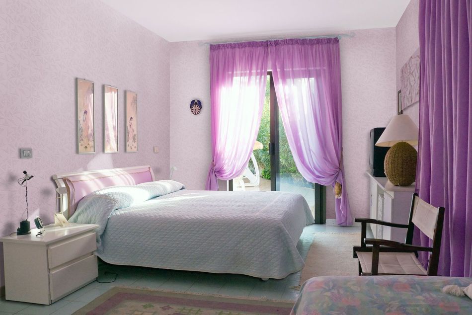 Розовые шторы в спальне