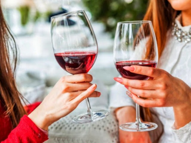 Как правильно держать бокал с вином и другими напитками?