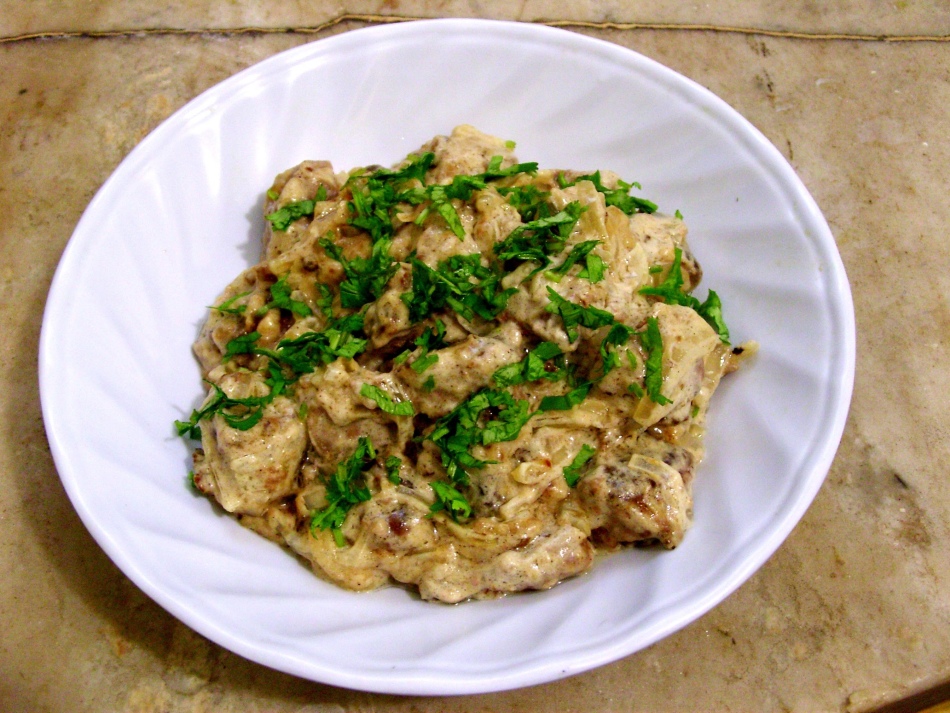 The liver with sour cream and onions - the dish is simple, but very tasty