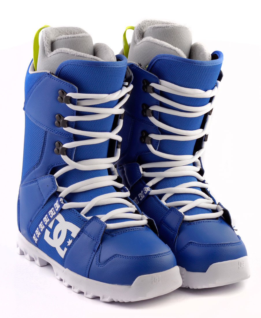 Snowboard shoes with classic lacing