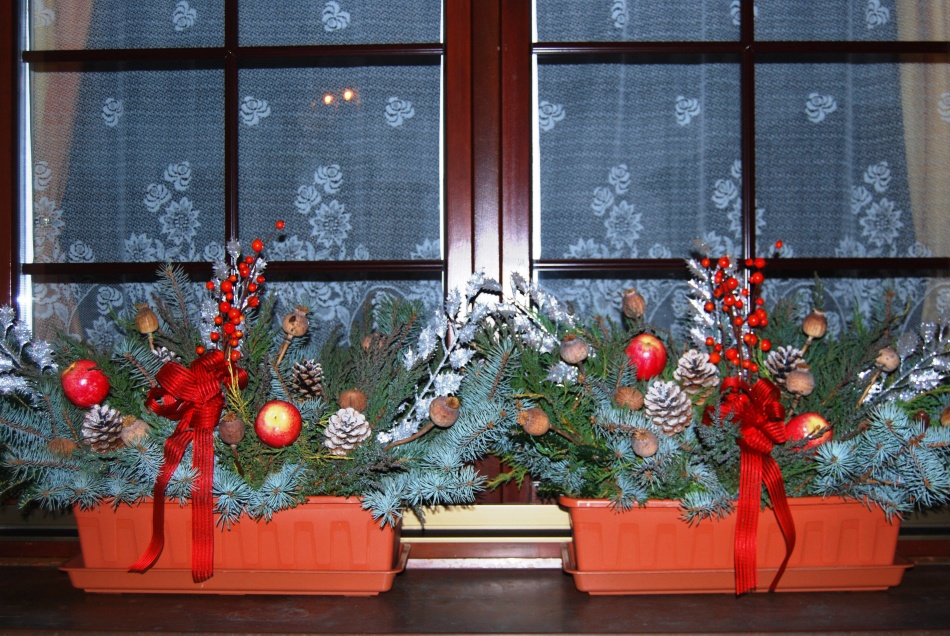 Ideen für die Dekoration eines Fensters mit Schablonen für das neue Jahr, Beispiel 2
