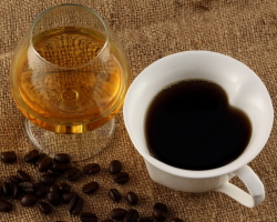 Kava s konjakom: kot se imenuje, koristi in škode, najboljši recepti za kuhanje. Kako narediti kavo naravno in topno s konjakom in mlekom, smetano, sladoledom, limono: recept. Koliko žganja doda na kavo: razmer. Kako piti kavo s konjakom?