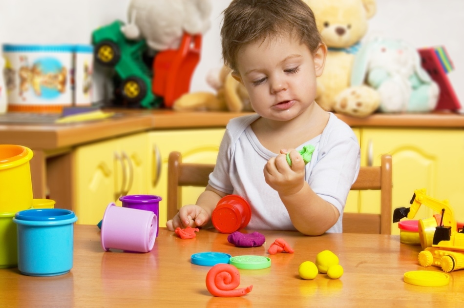 Лепка - отличная форма игры для ребенка 3 лет