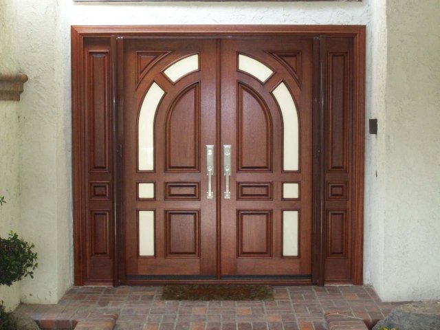 How to choose the size of the front door for the opening: advice of specialists, compliance with the size of the opening and size of the front door with the box. What are the standard and minimum sizes of the inlet doors? What sizes of the site should be in front of the front door?