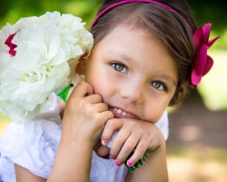 Kindersträuße. Blumensträuße für Kinder mit eigenen Händen von Süßigkeiten, Blumen, Spielzeug, Kinderkleidung, von Papier. Ein Bouquet von Kinders