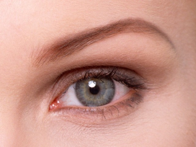 Красные глаза у взрослых и детей: причины, лечение. Красный глаз болит и чешется: что делать, как убрать красные сосуды в глазах?