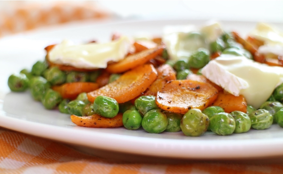 Garnish made of peas and carrots not only has a pleasant taste and great benefit, but also looks very appetizing