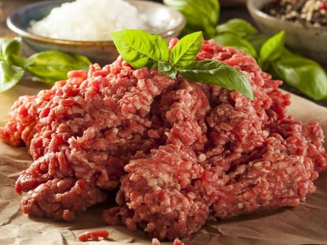 A fagyasztott húst a fagyasztóban lehet tárolni: eltarthatósági idő. Lehetséges -e a darált húst hagymával a fagyasztóban tárolni, és meddig?