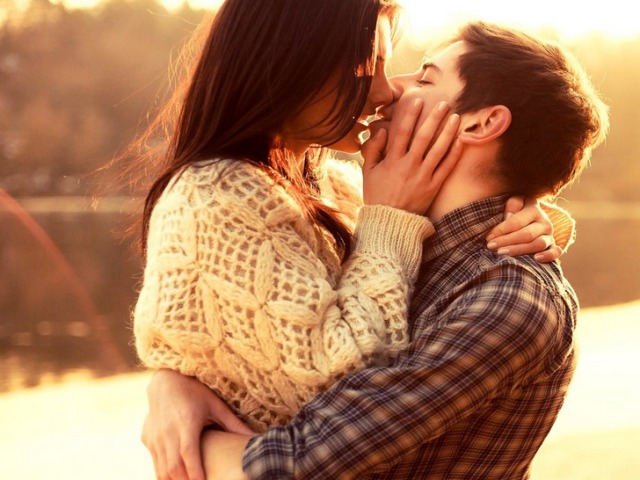 Почему парень закрывает глаза во время поцелуя: должен ли? Могут ли друзья целоваться в губы?