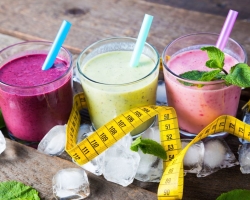 Koktail protein untuk penurunan berat badan: Bagaimana cara kerja koktail protein? Resep rumah untuk minuman protein: dengan telur, buah -buahan, keju cottage, lemon, kefir