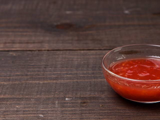 Gorloder: Une délicieuse recette pointue en tomates rouges et vertes avec de l'ail et du raifort, des carottes, du poivron pour l'hiver. Comment sauver un throater pour l'hiver?