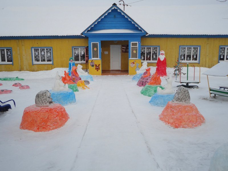 Χρωματισμένες φιγούρες χιονιού κοντά σε νηπιαγωγείο