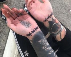 Mit jelent a szögesdrót tetoválás a lányok, a férfiak és a nők számára? Tetoválók tüskés huzal: hely, fajták, alkalmazási példák, vázlatok, fotók. Milyen tetoválásokat kombinálnak a tüskés huzal tetoválásával?