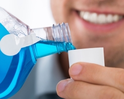 O uso de clorexidina para enxaguar a cavidade oral para estomatite, doença gengival, dentes