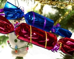 Hogyan készítsünk édességeket, egy cukorkát papírból és karton színpadon, saját kezével lépésről lépésre: Master osztály, fotó. Az újévi édességek origami nagy a Watman, A4 lap, kicsi a karácsonyfán, az óvodáig: sémák, sablonok. Hogyan lehet díszíteni az édességeket a papírból és a kartonból?