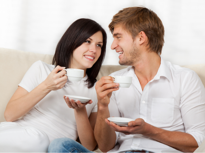 Муж жена и 3 человек. Пью чай. Мужчина и женщина пьют чай. Семья пьет кофе.