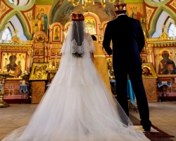 Ali se je mogoče poročiti v cerkvi v postu? Kaj lahko jeste v objavi pred poroko? Koliko morate hraniti objavo za poroko?