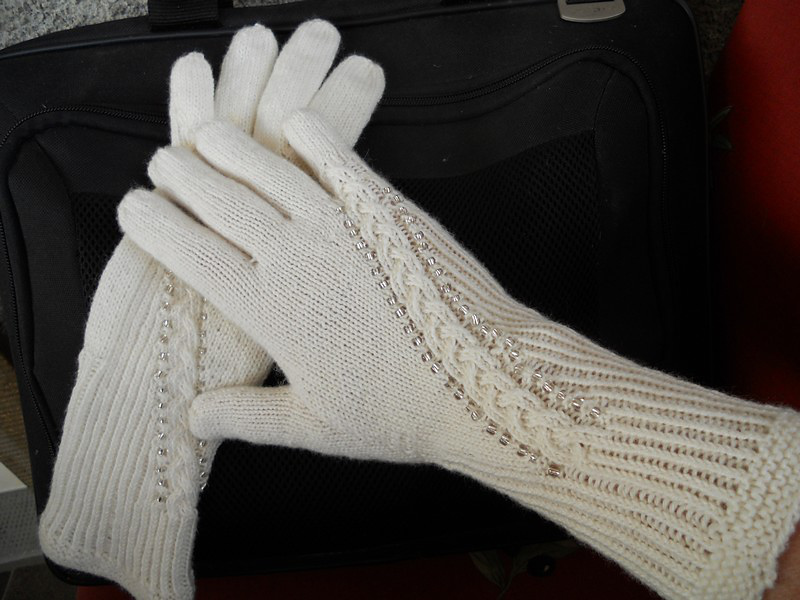 Готовые вязаные спицами перчатки с несколькими узорами