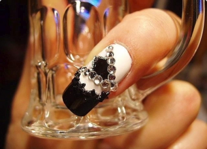 Черные жидкие камни на стильных ногтях