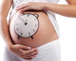 Hogyan kezdődnek a összehúzódások? Harcol az első és a második terhességnél?