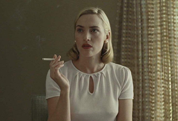 A színésznő az életben is dacolva dohányzik