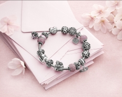 Sharmes for Pandora bracelets: how to wear it correctly, what to give on the wedding anniversary? Sharmes and bracelets of Pandora on Aliexpress | AliExpress - analogues and copies: how to choose and order via the Internet?