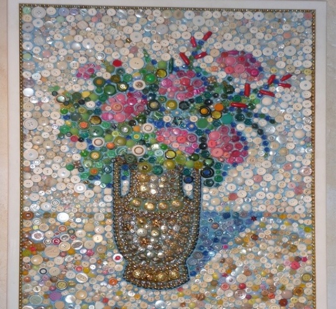 Панно из пуговиц в виде вазы с цветами