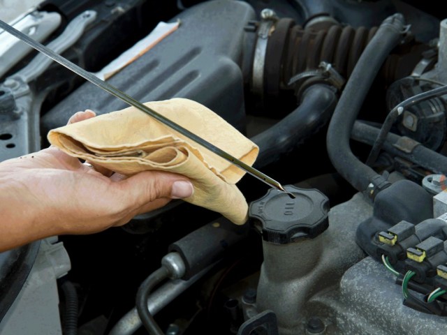 Hogyan lehet mérni az olajszintet az autó motorjában: utasítások, tippek