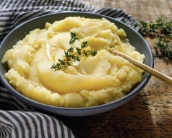 Πώς να ζεστάνετε θερμά τις πατάτες σε μια κατσαρόλα: Step -By -Step συνταγή, συμβουλές. Πουρέ πατάτας σε ένα τηγάνι με αυγό, κιμά, φέτα τυρί