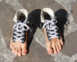 Как и чем обработать обувь от грибка ногтей и стопы? Как обработать обувь от грибка мирамистином, хлоргексидином, формалином, формидроном, уксусом, перекисью водорода для дезинфекции?