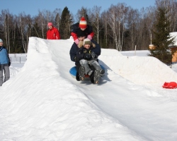 Wie baue ich einen Schneehügel mit eigenen Händen für Kinder und gieße Wasser ein? Wie mache ich eine Eisrutsche?