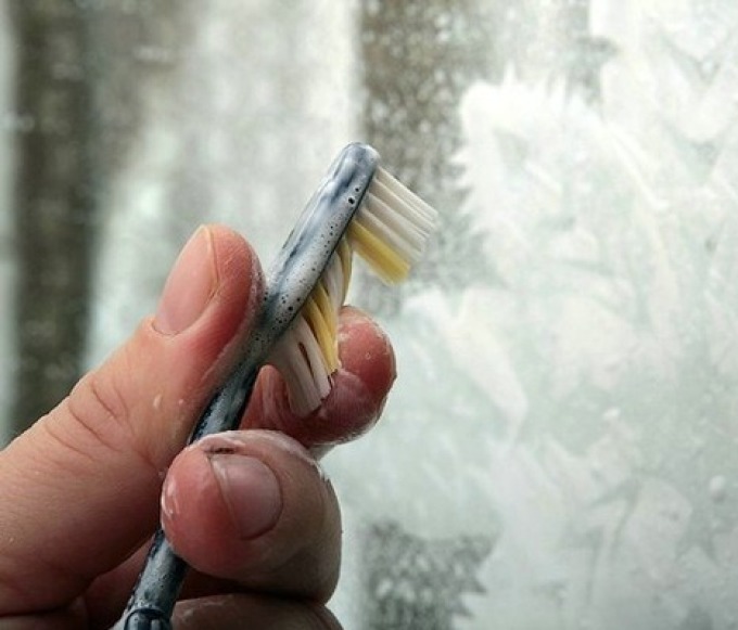 Распыление на окно раствора из зубной пасты
