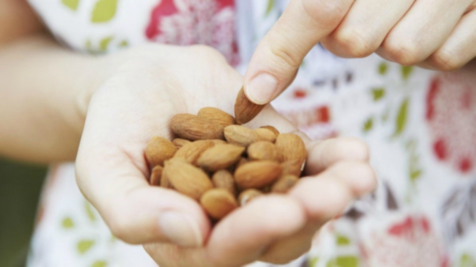 Dalam pengobatan rakyat, almond digunakan sebagai agen anti -chimelled dan sebagai afrodisiak yang kuat