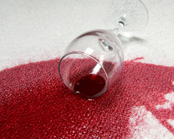 Hogyan és hogyan lehet eltávolítani a vörös bort a fehér és színes szövetből, ruhákból, ingből, t -pályákból, t -pályákból, terítőkből, ruhákból, gyapjúból, farmerből: recept. Hogyan és mit kell mosni a szárított vörös bort a ruhákból? Mi a vörösbor foltja?