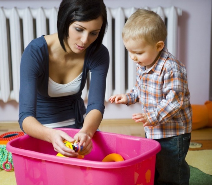 Bayi yang berusia 1-3 tahun sudah bisa menghilangkan mainan mereka sendiri.